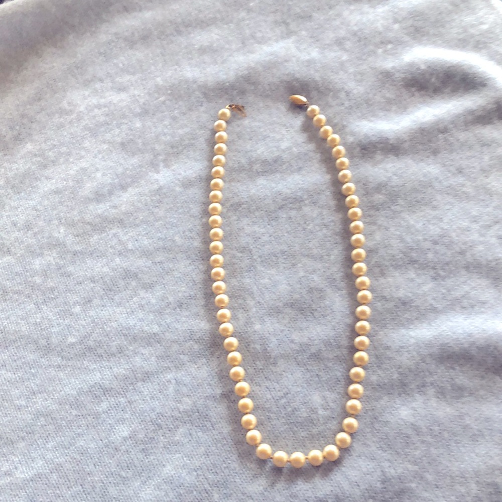 18 inch pearl strand necklace (costume)